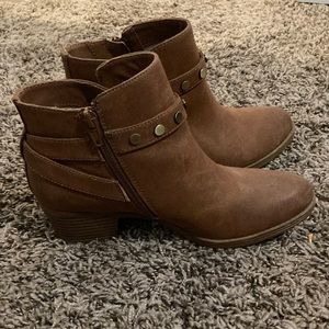 Womens boots, naturalizer, 6W, ankle boots, tan, zip on the side, low heel